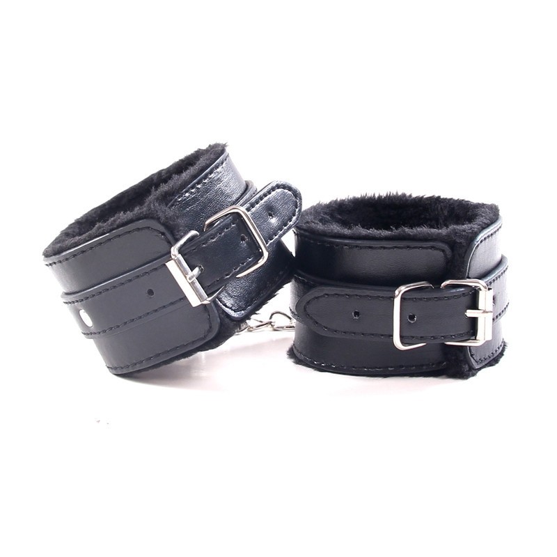 Trọn bộ phụ kiện Bondage Black TZ-37 m&agrave;u đen sang trọng với chất liệu da PU bền đẹp v&agrave; kh&oacute;a kim loại chắc chắn.