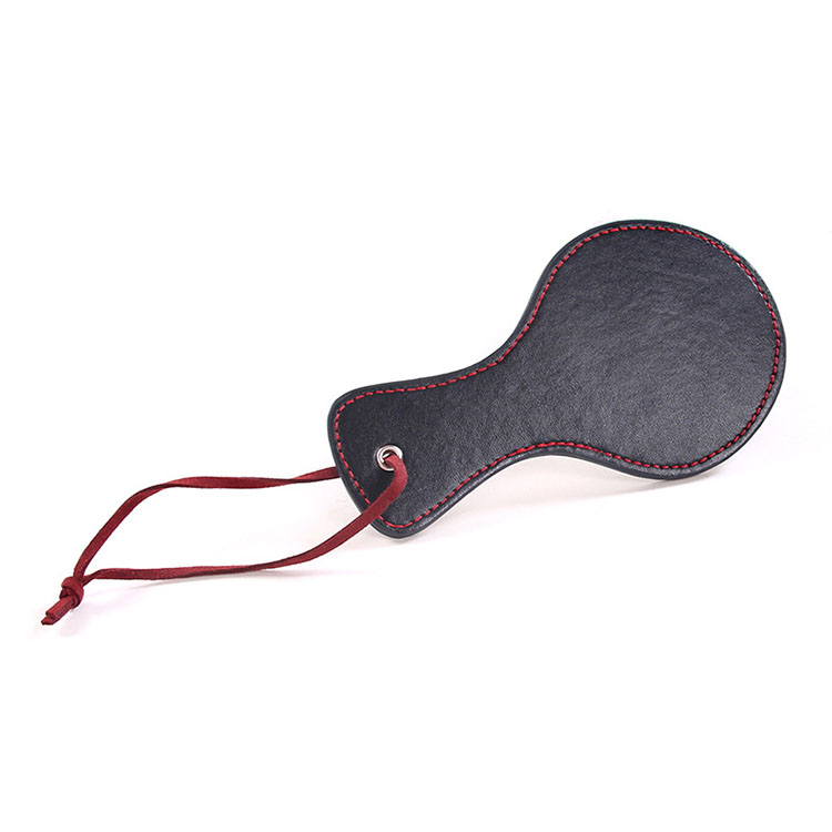 Roi da v&agrave; phết m&ocirc;ng đỏ đen trong bộ đồ chơi bạo d&acirc;m 10 m&oacute;n