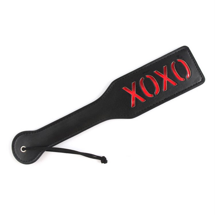 Cây phết đít da XO khắc chữ XOXO màu đen sang trọng