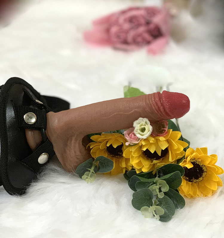 Dương vật giả có đế gắn tường và dây đeo điều chỉnh linh hoạt