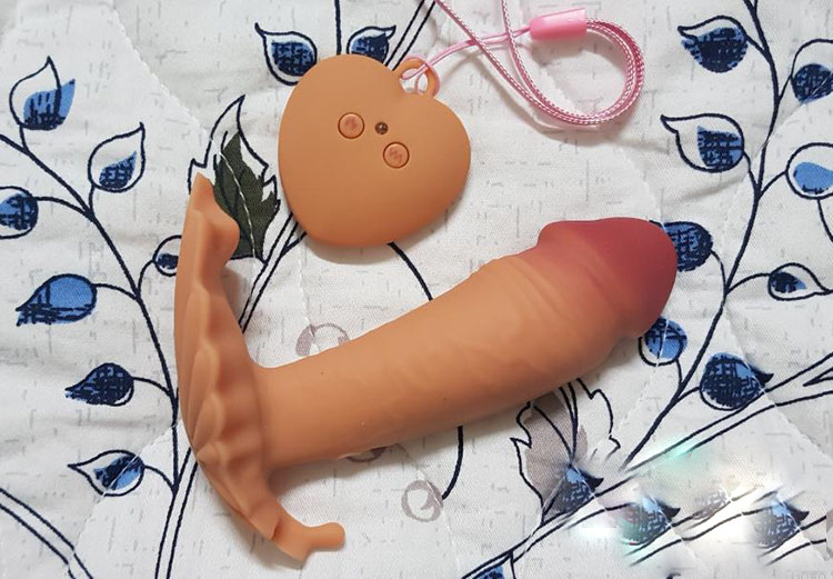 Tự sướng k&iacute;n đ&aacute;o với dương vật mini đeo quần điều khiển xa thegioisextoys.com
