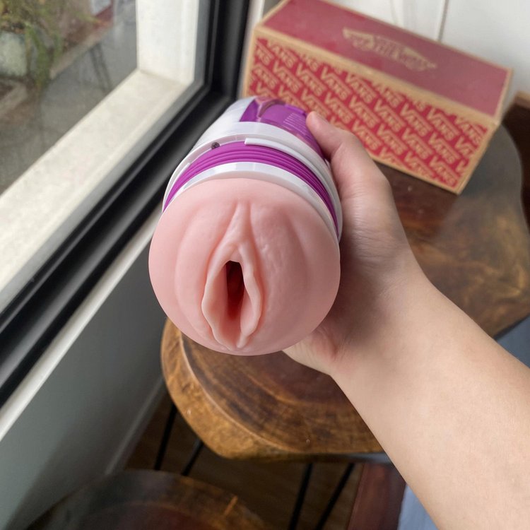 Ống silicon TPE mềm mại của máy thủ dâm Faradi FF95 mang cảm giác như da thật